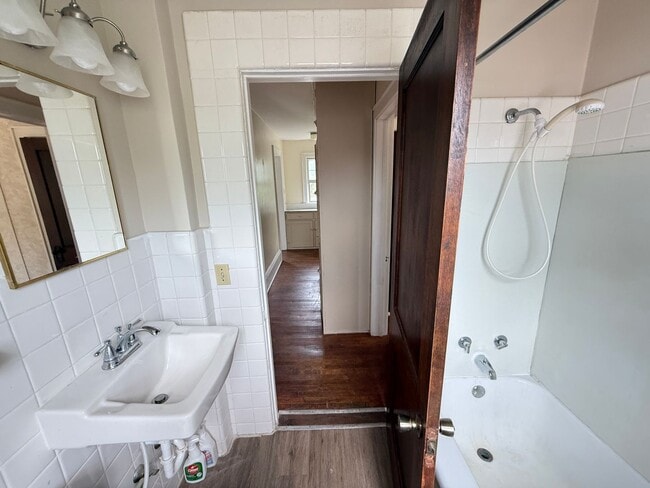 Building Photo - Well-Maintained 2-Bed Near Transit and Dow...