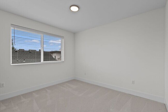 Building Photo - Stunning Modern Air-Conditioned Townhome in Coveted Whittier Heights