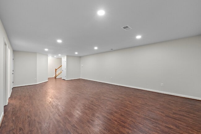 Building Photo - Embrace Elegant Living in Gainesville!