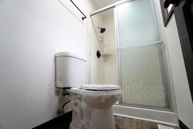 Building Photo - 3392 S Maze Ave