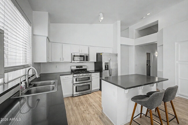Building Photo - 7251 E Lakeview Ave