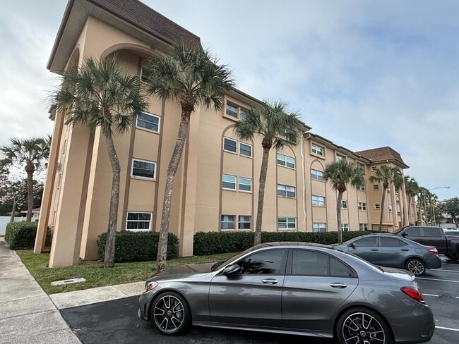 Building Photo - 2525 W Bay Dr