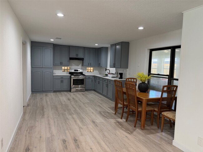Building Photo - 143 Hollyvale Dr