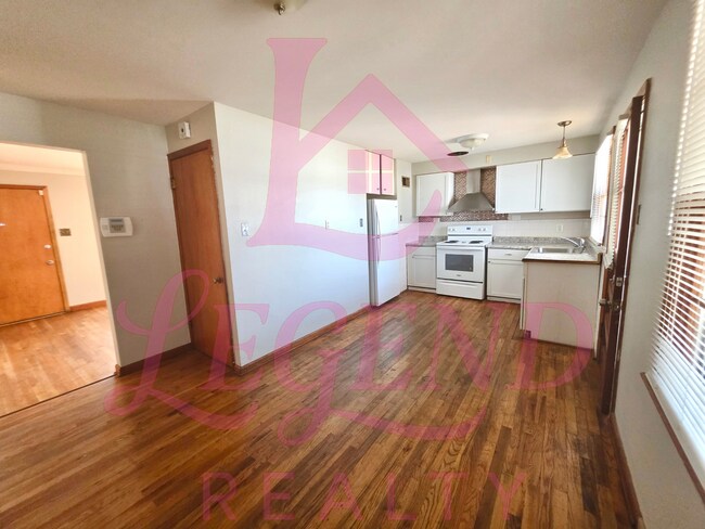 Building Photo - Move-In Ready 2 Bed Home with Sunroom, Garage & Fenced Yard