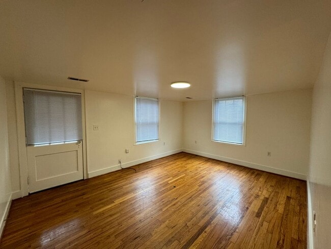 Building Photo - CHARMING MAIN LEVEL 1 BEDROOM APT NEAR THE...