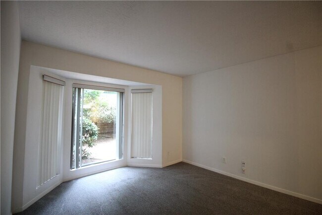 Building Photo - 204 Warm Springs Cir