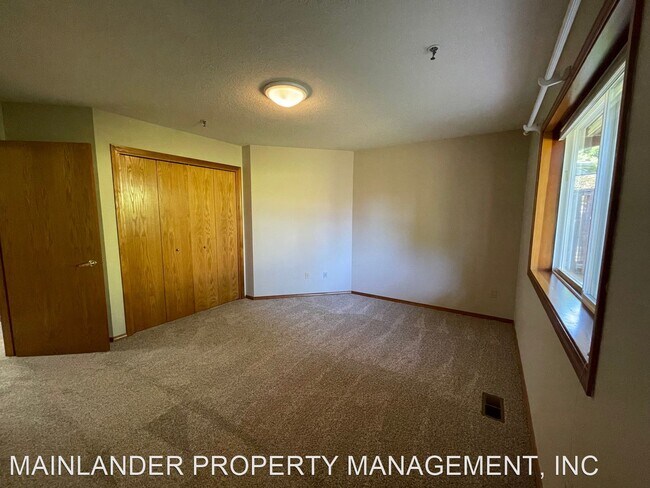 Building Photo - 3 br, 2.5 bath House - 2438 SOUTHSLOPE WAY