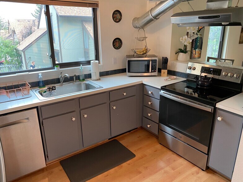 Building Photo - 3522 Smuggler Way