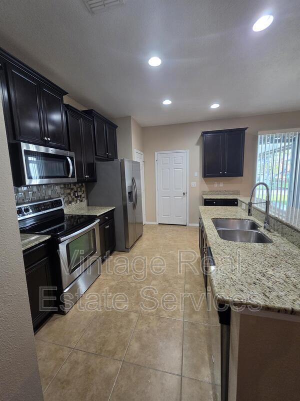 Building Photo - 9209 English Oaks Ln