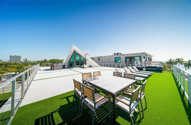 Building Photo - 7520 W Treasure Dr