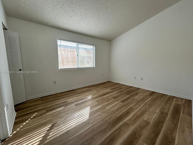 Building Photo - 6255 SW Kendale Lakes Cir