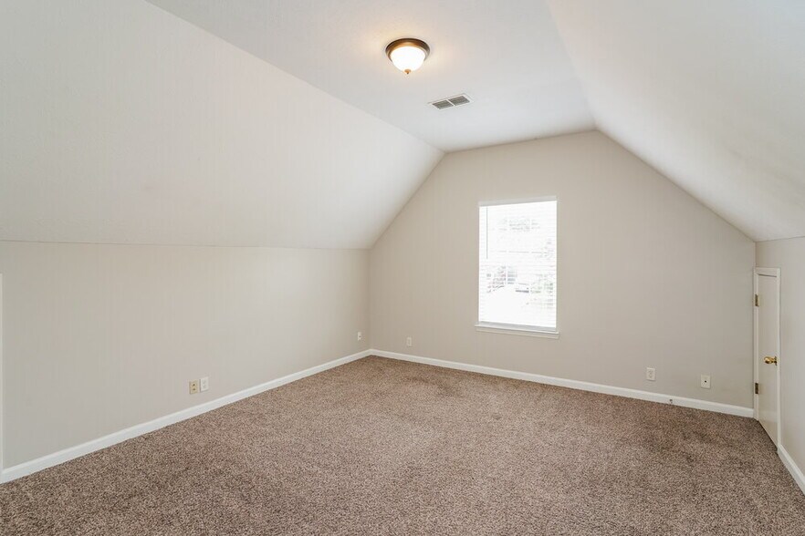 Building Photo - 833 Lavergne Ln