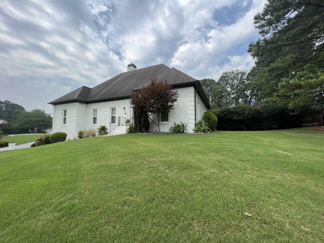 Building Photo - 795 Oak Trail Dr