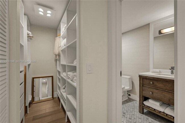 Building Photo - 6011 N Bayshore Dr