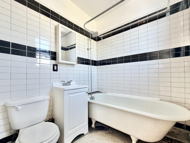 Building Photo - 409 Monmouth St