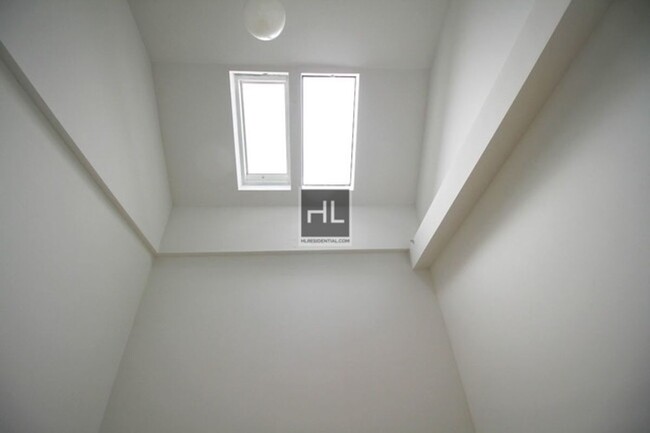 Building Photo - MELROSE STREET / 3-Bed 1.5-bath Bushwick P...