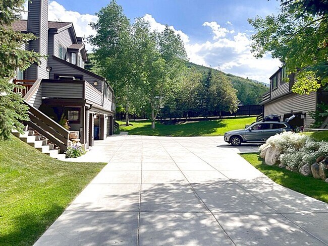Building Photo - Serenity in lower Pinebrook