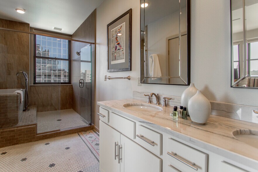 Building Photo - 221 W 2nd St