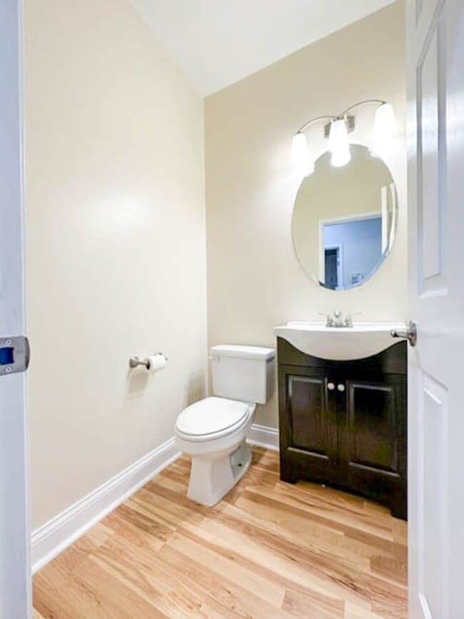 Building Photo - **STUNNING** 8 BEDROOM SOLAR HOME IN GATED...