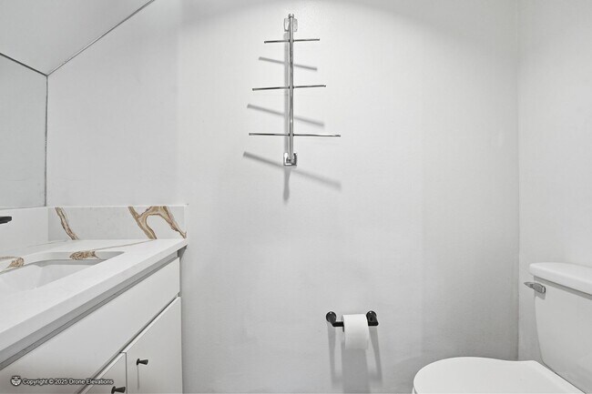 Building Photo - DOWNTOWN ~ Luxury Gene Leedy Townhouse ~ with Community Pool