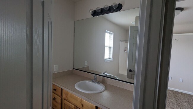 Building Photo - 3 Bed 2.5 Townhome