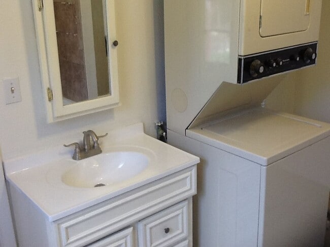 Building Photo - Charming 1 Bedroom, 1 Bath Apartment – Wal...