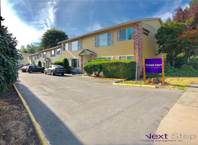 Building Photo - ~Spacious Top Floor Unit~ Great Natural Light~ Updated Appliances~ Pets Welcome!~