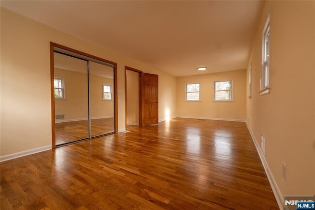 Building Photo - 10 Eastbrook Dr