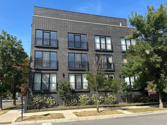 Primary Photo - 35 S Hoyne Ave