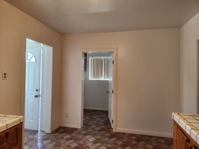 Building Photo - Bryant