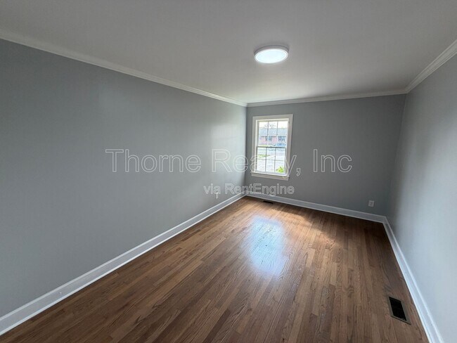 Building Photo - 1600 King Cir