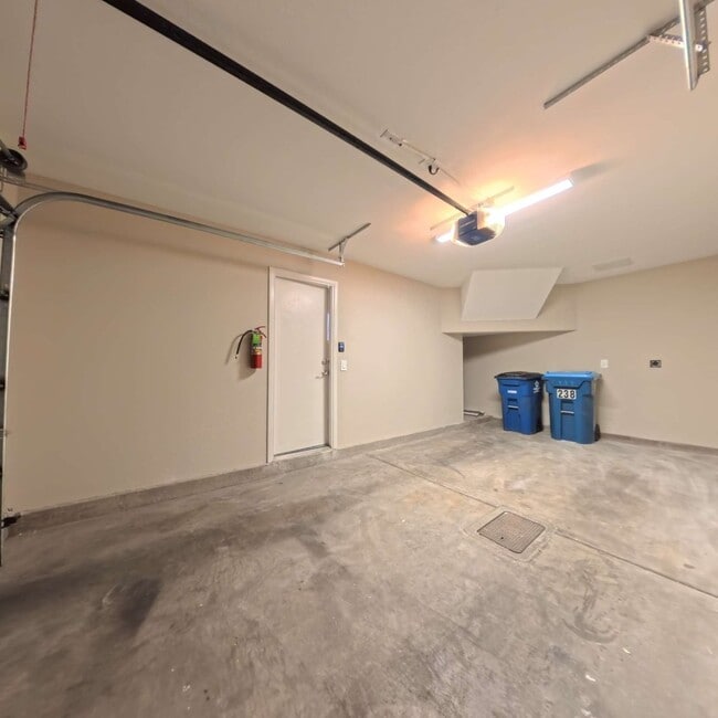 Building Photo - Stylish 2 bedroom 2 bathroom 1 Attached Car Garage at Tripoly South