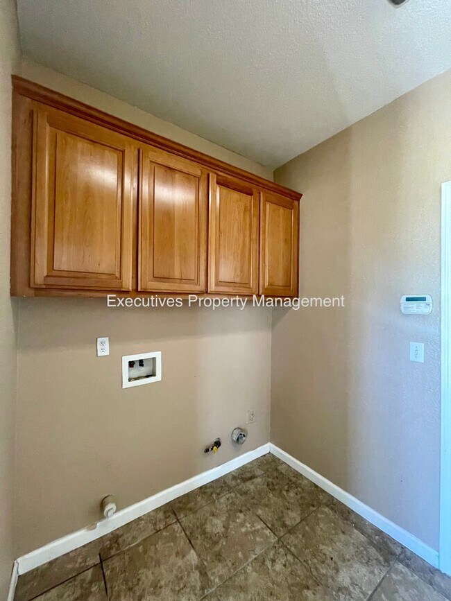 Building Photo - Available Now || 565 Peach Dr Chowchilla