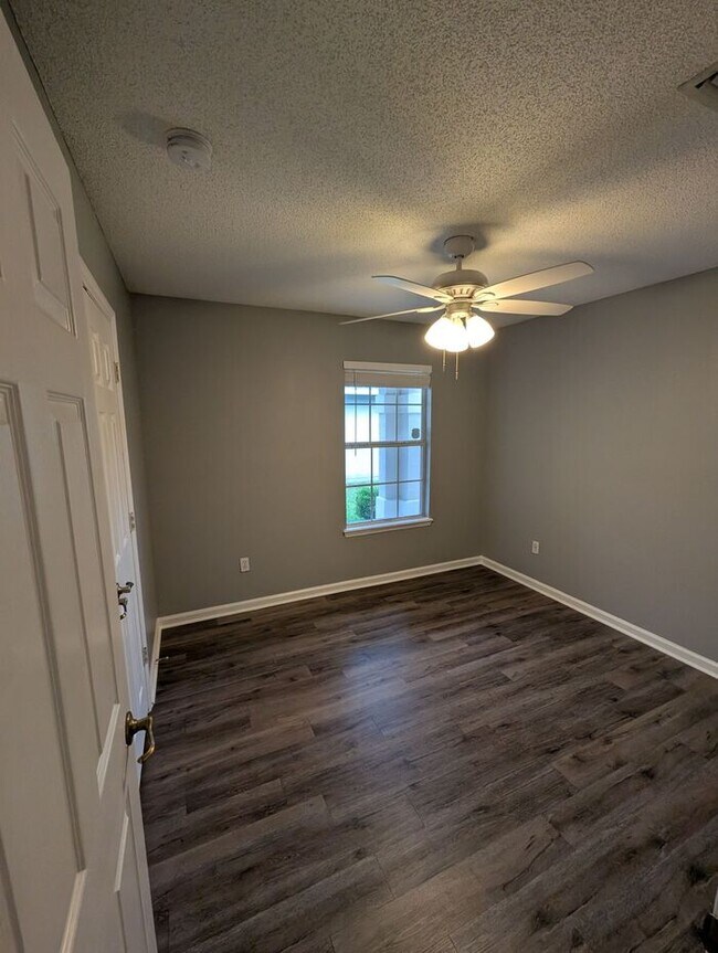 Building Photo - 712 N Edenbridge Way