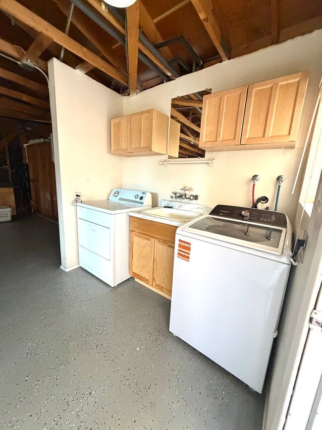 Building Photo - Cozy 2 Bedroom 1.5 Bathroom