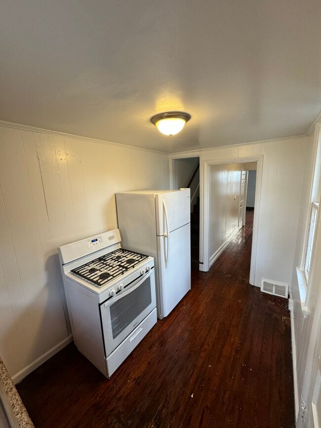 Building Photo - Coming soon! Cozy 2 bedroom house with par...