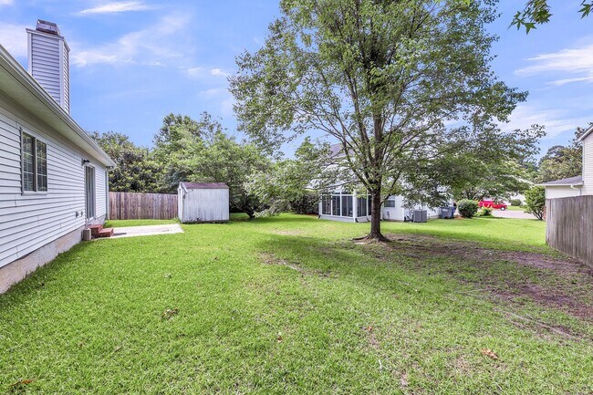 Building Photo - Stylish Living with Spacious Backyard!