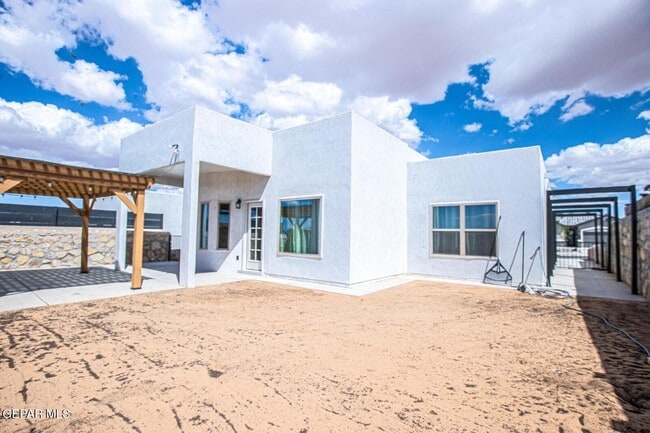 Building Photo - 701 Paseo Musical St