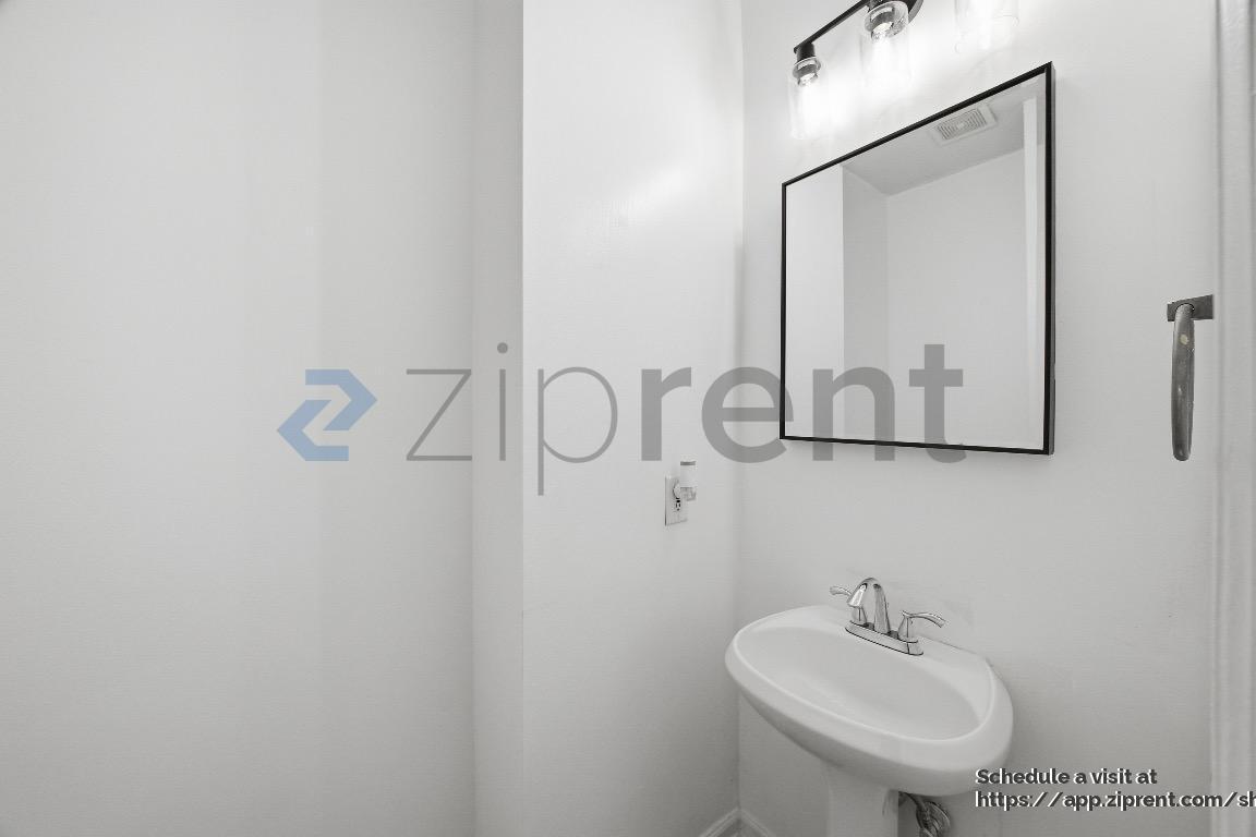 Building Photo - 584 Windsor St SW