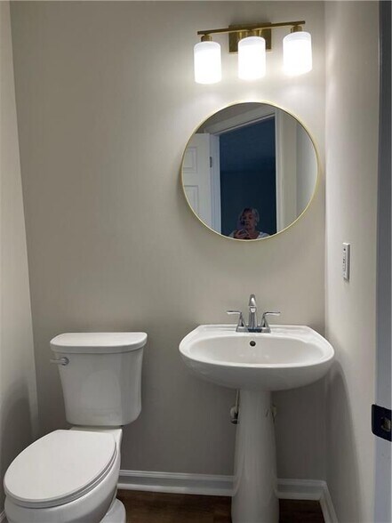 Building Photo - 160 Village Trce