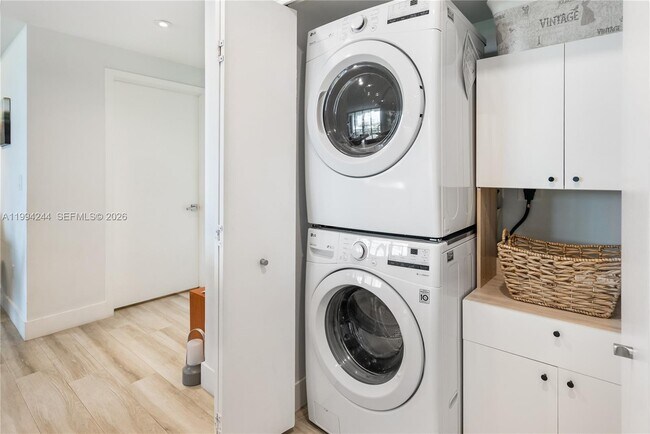 Building Photo - 901 Brickell Key Blvd