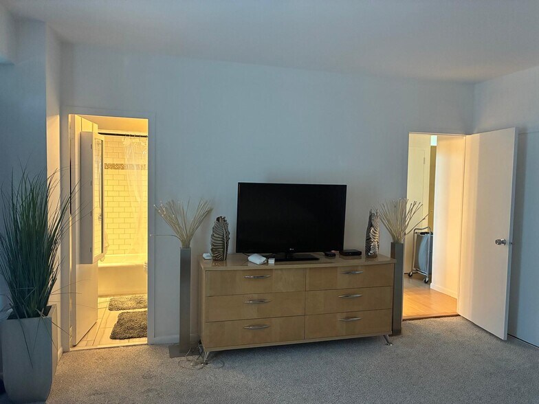 Master Bedroom - 3600 N Lake Shore Dr