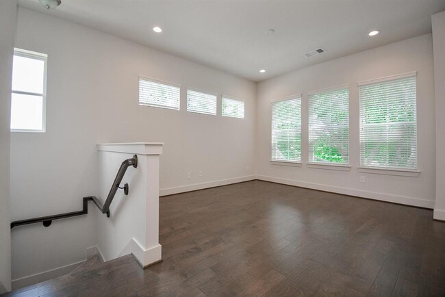 Building Photo - 6013 Cypress St