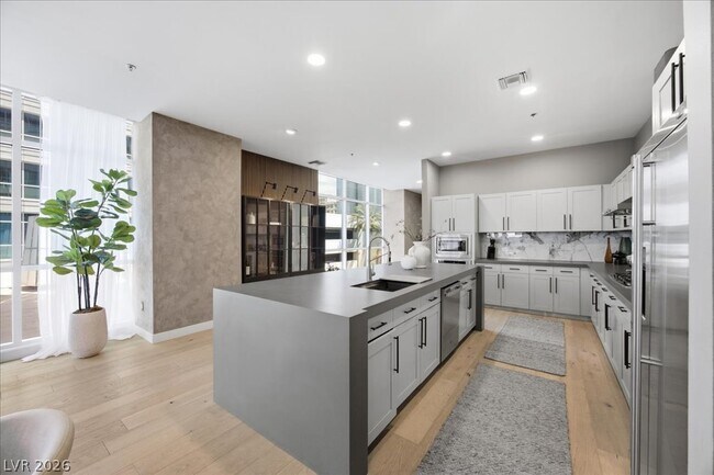 Building Photo - 4575 Dean Martin Dr