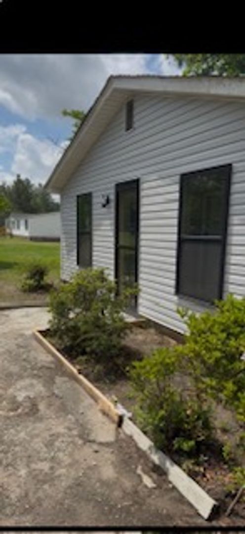 Building Photo - 3 Bedroom/1 bath House includes wi-fi, lawncare and security alarm