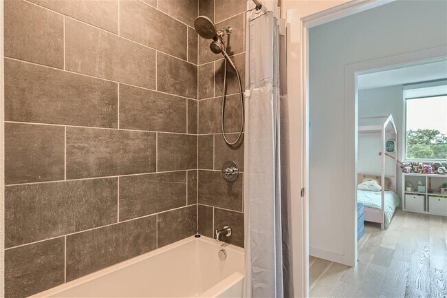 Building Photo - 900 S 1st St