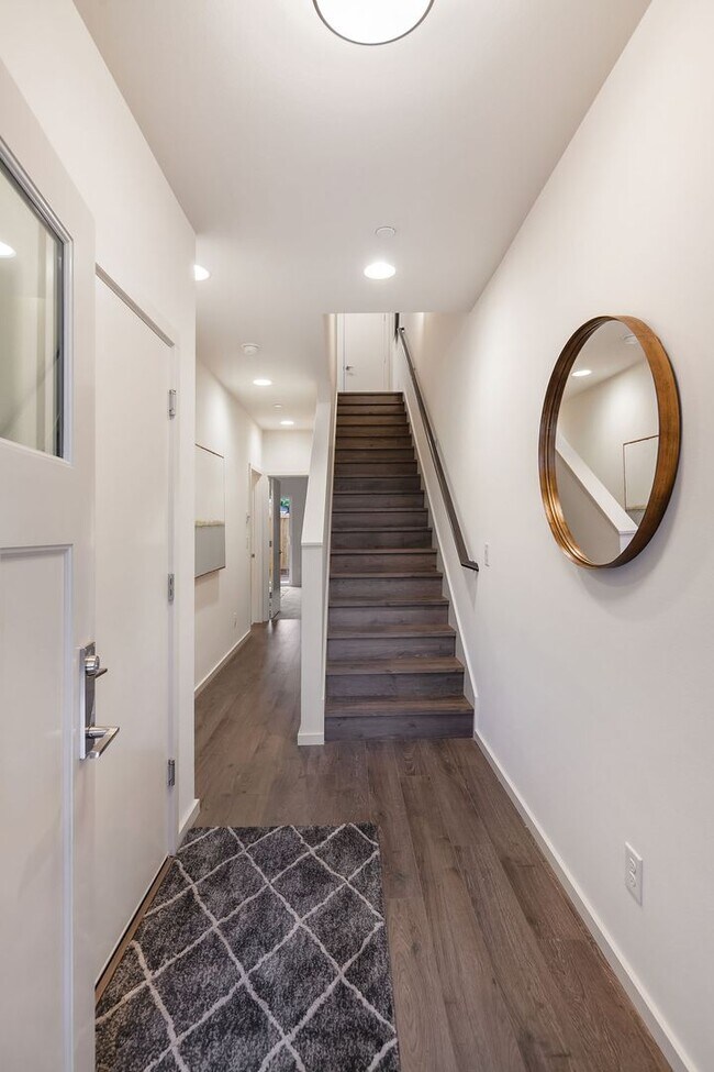 Building Photo - 4Bd/3.5Ba Shoreline Townhome