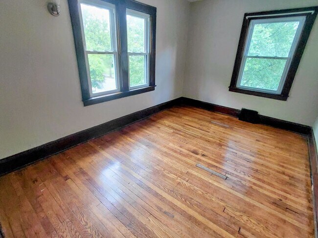 Building Photo - Three bedroom one bathroom home for rent