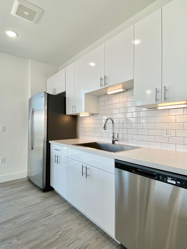 Building Photo - WOW!  Top Corner, 2 bed, 2 bath