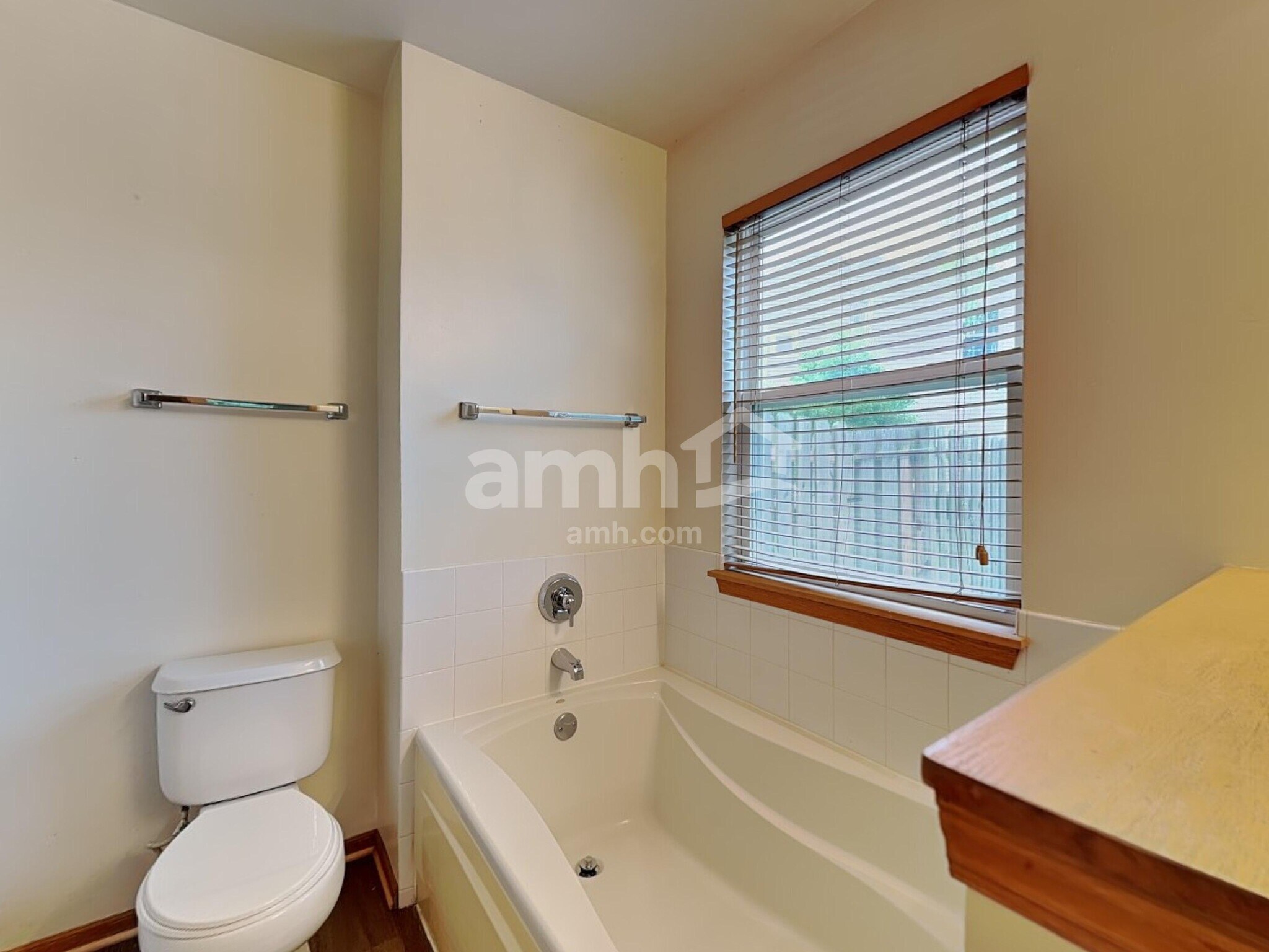 Building Photo - 560 S Annandale Dr